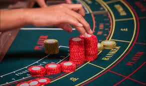 Antarmuka aplikasi atm288 menampilkan dashboard utama dengan opsi deposit dan akses ke Liga 1, live dealer, dan slot games